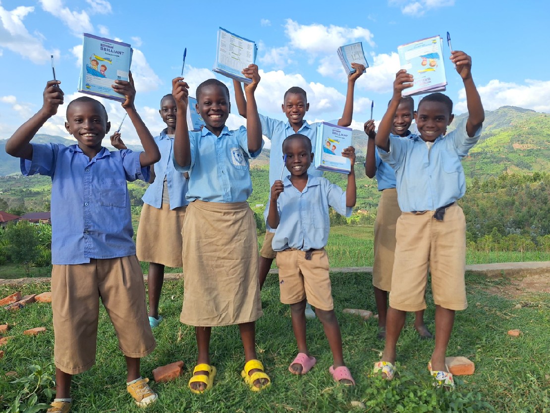 학용품을 선물받은 아이들